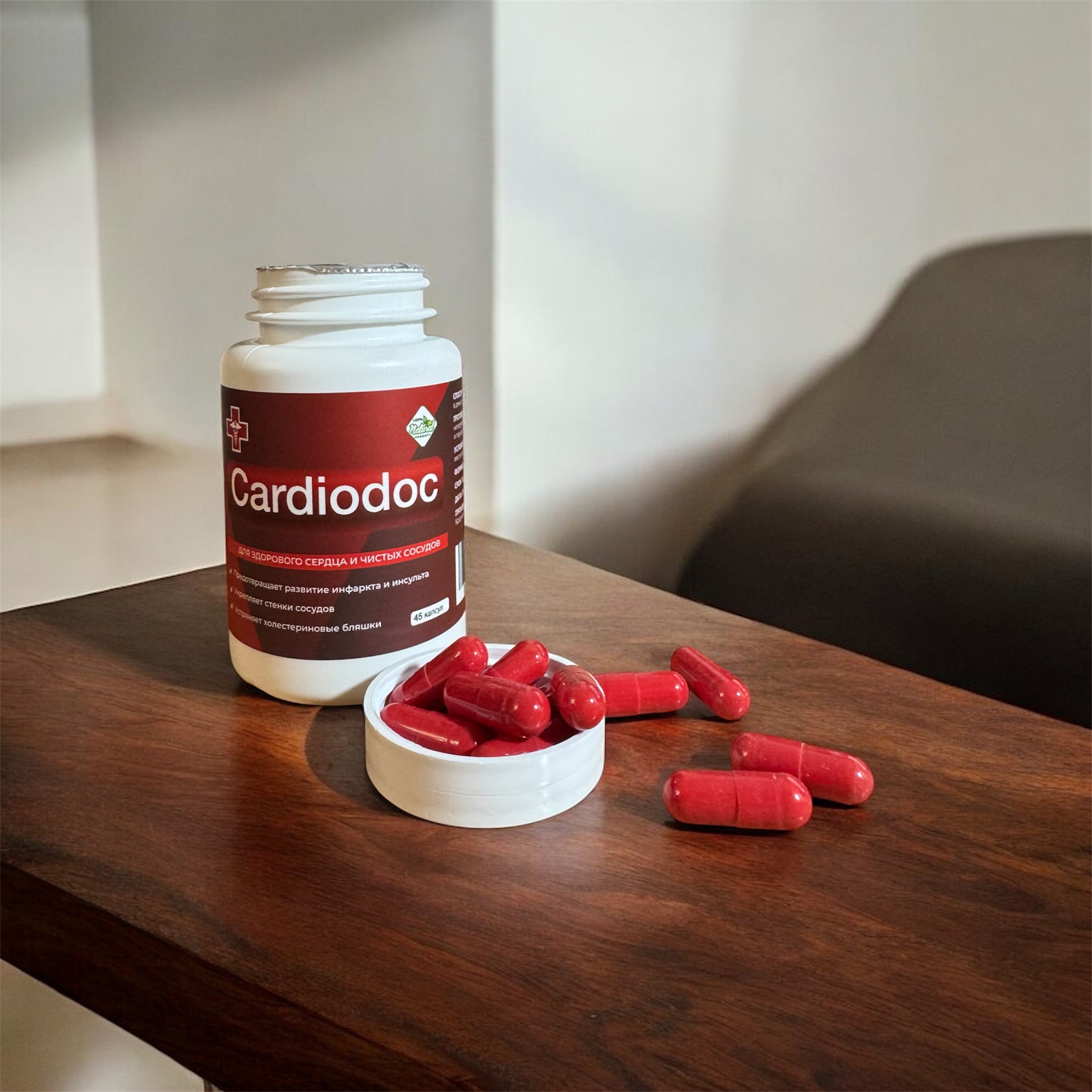 Cardiodoc рядом с капсулами на деревянной поверхности